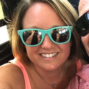 Meet your Posher, Lauren